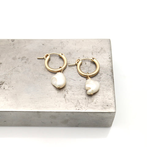 Keishi Pearl & Petite Mod Gold Hoops