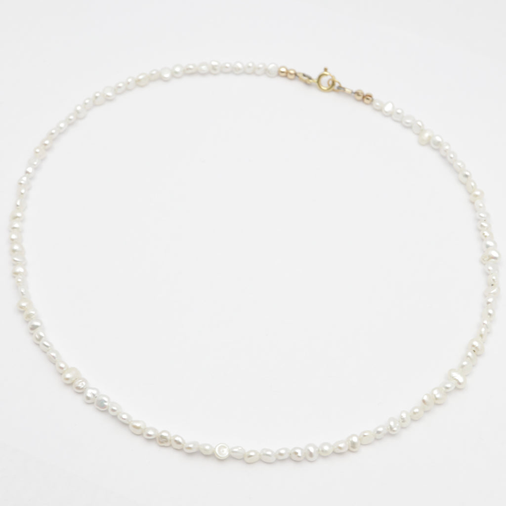 Elegant petite pearl necklace - Gold